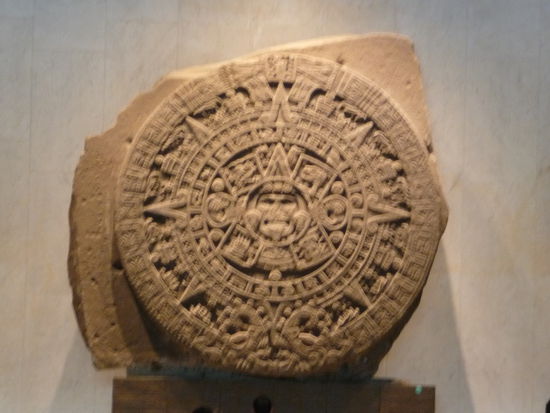 Piedra del Sol Aztekischer Stein der Sonne.Durchmesser 3,6 m und 24 t Gewicht,zeigt alle 4 Katastrophen der Wanderung der Azteken,der Stein wurde 1790 am Zocalo Mexico City ausgegraben.