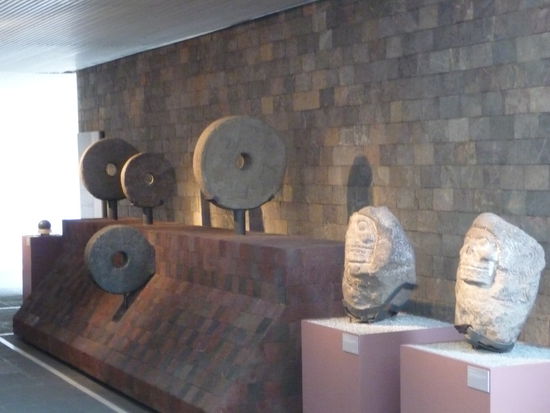 Links Steinringe der Ballspielplätze und rechts unten Ulama Spieler