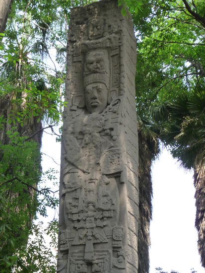 Eine Nachbildung von Stelen auf dem Gebiet des heutigen Guatemala