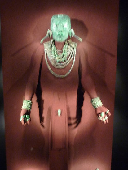 Nachbildung des hohen Herschers Pacal mit Grabschmuck in Palenque