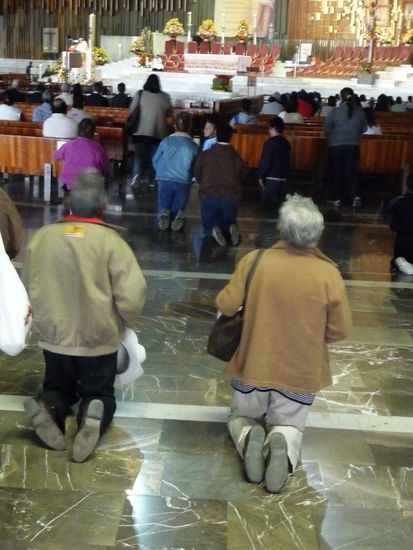 Gläubige in der neuen Basilica