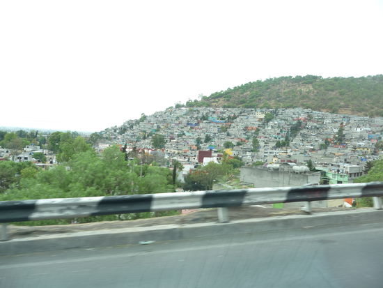 Auf dem Weg zur Tempelstadt viele wilde Häuserbauten in den Vororten Mexicos Citys