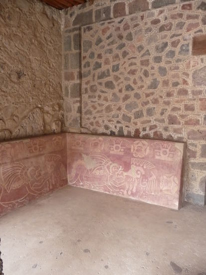 Bunte Wandschnitzereien im Palast Quetzalpapalotl