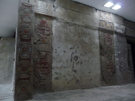 Bunte Ornamente im Innenraum der Tempelanlage