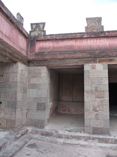 Man beachte die Schnitzereien an den Säulen des Palstes Quetzalpapalotl