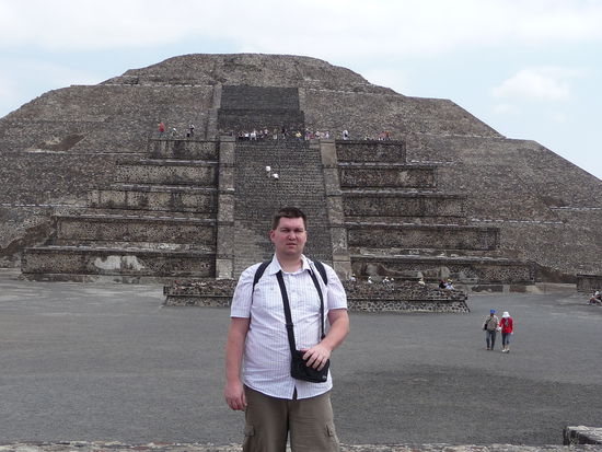 Ich vor der Mondpyramide