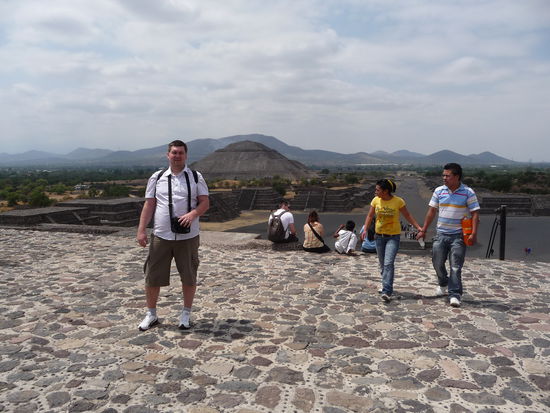 Ich auf der Mondpyramide im Hintergrund ist die Sonnenpyramide zu sehen