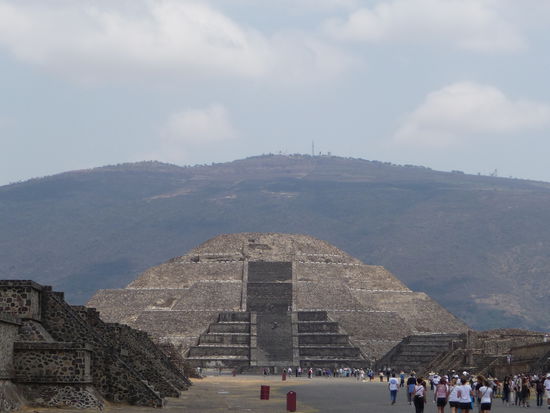 Mondpyramide 150 m breit und 46 m hoch