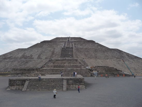 Die Sonnenpyramide ist wohl das imposanteste Bauwerk der Anlage.Sie ist 225 m breit und 65 m hoch und somit nach der Cheopspyramide in Ägypten und der Pyramide von Cholula bei Puebla das drittgrößte  von Menschenhand erschaffende Bauwerk