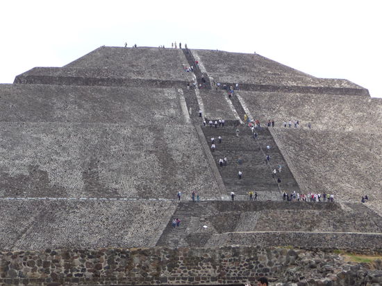Besucher auf der Sonnenpyramide