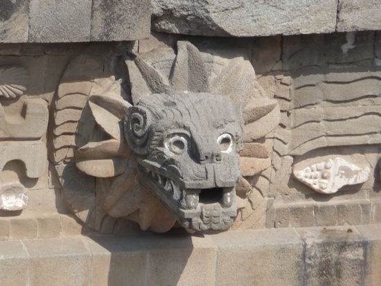 Skulpturen mit dem Kopf einer gefiederten Schlange am Quetzalcoatl Tempel