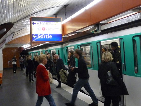 Ankunft mit der Metro Linie 6 in Montparnasse