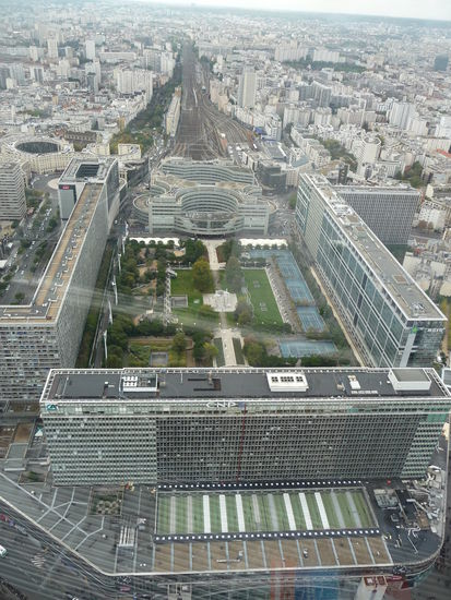 Blick aus der 56. Etage auf den Bahnhof Montparnasse