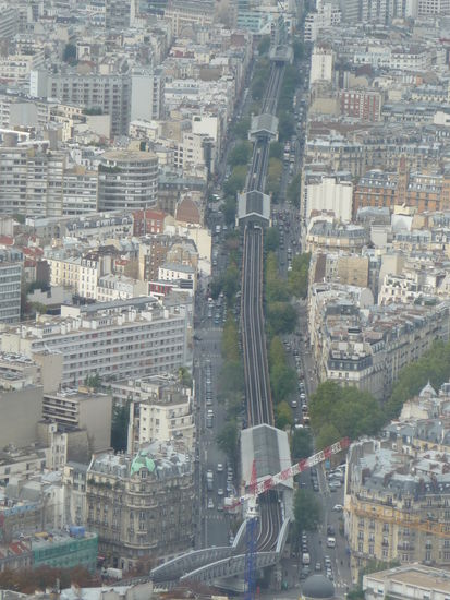 Viadukt der Metro Linie 6 von oben