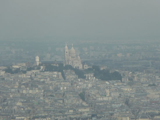 Im Hintergrund die Kirche Sacre Coeur