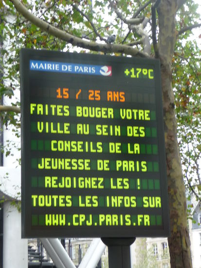 Eine von vielen Anzeigetafeln in Paris.Wir haben es 15.25 Uhr und 17 Grad Außentemperatur was damit der kühlste Tag während meiner 5 Tage in Paris war.Sonst hatte ich immer 19 Grad und tagsüber keinen Regen.Nur einmal früh morgens um 7 Uhr und einmal Abends nach 19 Uhr auf der Heimfahrt zum Hostel gab es kurze kräftige Regenschauer.