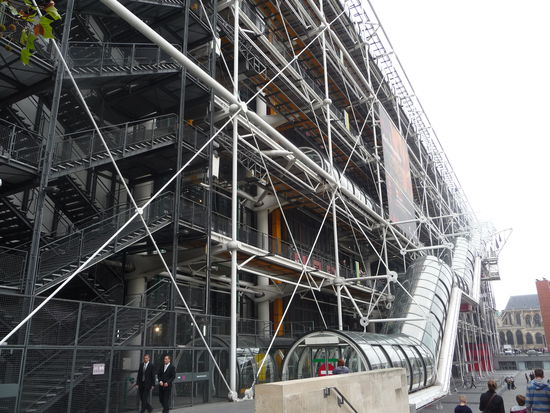 Sehr schön zu sehen die außen angebrachten Zugänge und Versorgungsleitungen