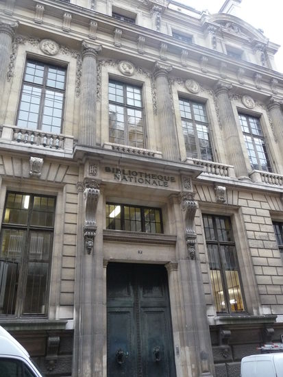 Seiteneingang der Bibliothek