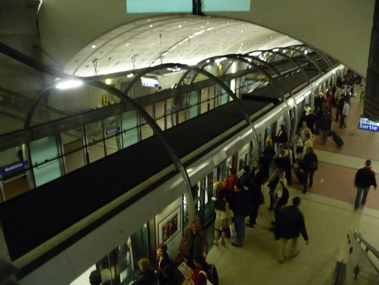 Metro Linie 14 mit geschloßenen System in der Station Madeleine