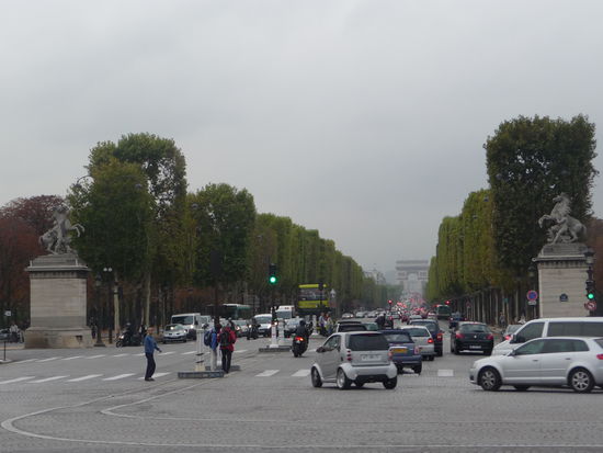 Am Platz de la Concorde hat die Prachtstraße Champes Elysees Ihren Anfang und mündet am Arc de Triomphe im Hintergrund zu sehen