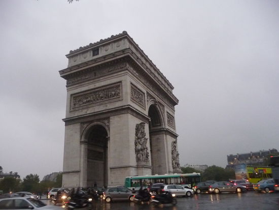 Das andere Ende der Champes Elysees mit dem Arc de Triomphe
 ( Triumphbogen ).Das Denkmal wurde im Auftrag von Napoleon 1836 vollendet .Unter dem Bogen liegt das Grabmal des unbekannten Soldaten mit der ewigen Flamme der Erinnerung an den I. Weltkrieg.