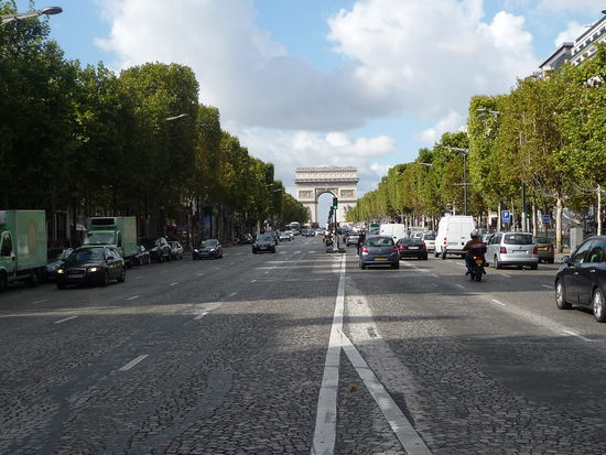 Champes Elysees mit Triumphbogen