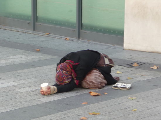 Auch das gibt es auf der Champes Elysees ...Betteln bis zum umfallen !! Wie überall wo viele Touristen unterwegs sind gibt es Sie auch hier die zum größten Teil organisiert sind in Banden und ahnungslose Menschen zu Mitleid bewegen wollen.Aber Vorsicht so Arm wie Sie tun sind Sie meistens nicht !!
Eine andere Methode dieser "Gruppen" ist der "Goldringtrick "der auch bei mir mindestens 4 mal am Tag versucht wurde um an Geld zu kommen wo vor aber überall gewarnt wird. Leider fallen immer wieder Menschen drauf herein !!