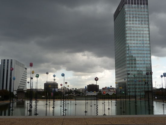 Kunst im Wasserbecken von La Defense