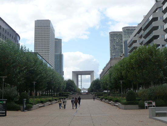 Im Hintergrund ist der "Grand Arche" als Sichtachse zum Triumphbogen zu sehen