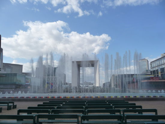 Wasserspiele vor dem " Grand Arche "