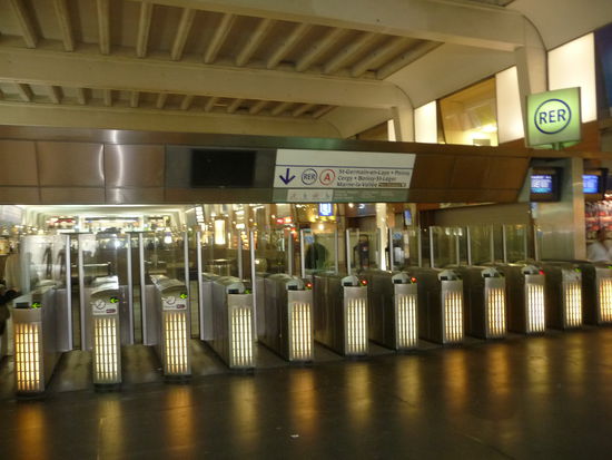 RER und Metro Eingang La Defense