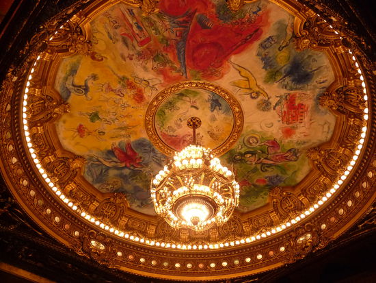 Prachtvolle Decke im Zuschauerraum