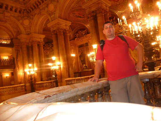 Ich im Treppenhaus der Oper Garnier