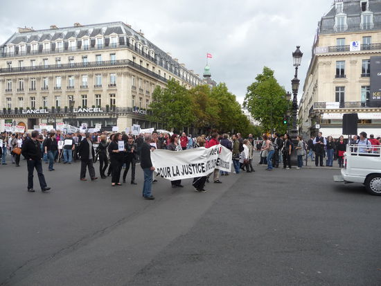 Demo am Samstagmorgen am Palais Garnier