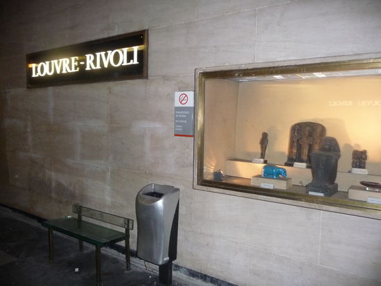 Mit der Metro Linie 1 komme ich an einer der 2 Stationen für den Lovre an in deren Ausstattung man schon sehen kann das es hier zum Museum geht.