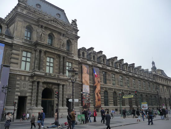Seiteneingang Louvre .Seit 1991 gehört er zum Unesco Weltkulturerbe " Seine Ufer "