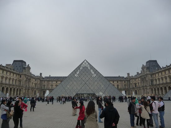 Seit 1989 stellt die Glaspyramide von Architekt Leoh Ming Pei den Haupteingang zum Louvre dar und ist heute ein Wahrzeichen von Paris.