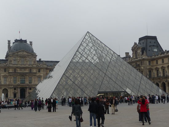 Glaspyramide - Haupteingang des Louvre