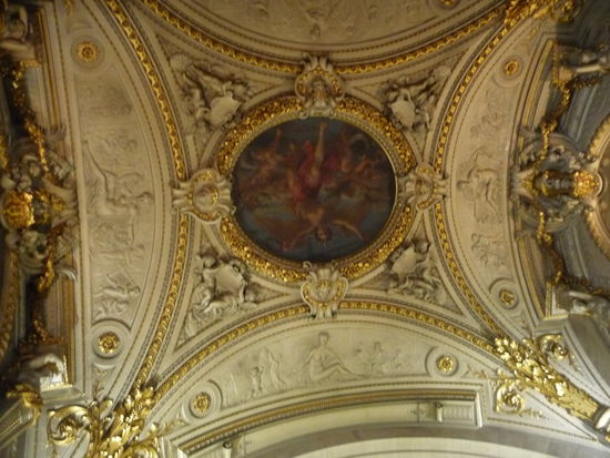 Reich verzierte Decke