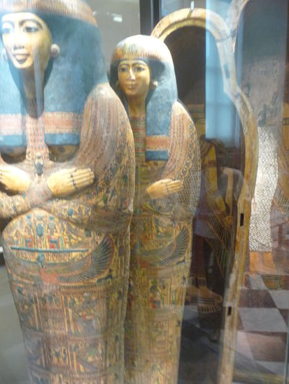 Reich verzierte Holzsärge aus Ägypten