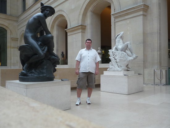 Ich im Louvre zwischen zwei Skulpuren