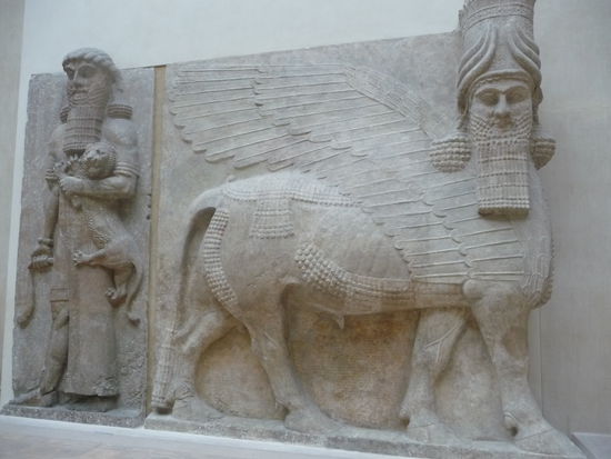 2 Reliefs aus dem Asyrischen Palast Sargon II. Gilgamensch links und ein Mischwesen