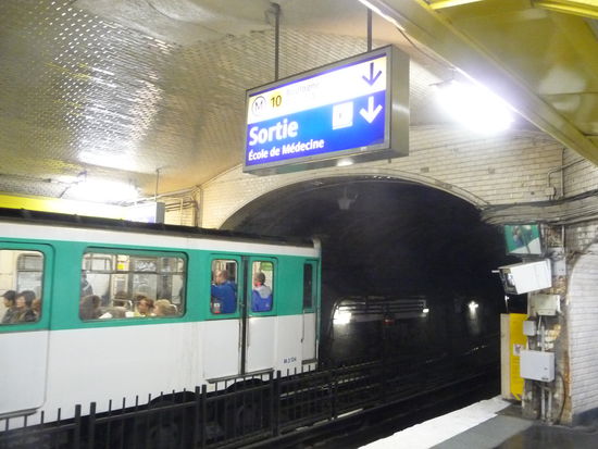 Metro Linie 4 in der Station Odeon