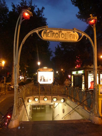 Metroeingang Blanche am frühen Morgen