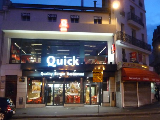 Die von mir meistbesuchte Fast Food Kette während meiner 5 Tage in Paris heißt Quick !!!Leider gibt es in der Innenstadt von Paris so gut wie keine Supermärkte um Lebensmittel zu kaufen sondern nur teure Restaurants und Bistros somit ist Quick meine Rettung !!
