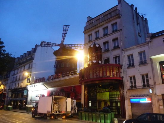 Weltbekannt ist das Moulin Rouge ( Rote Mühle ) im Vergnügungsviertel Montmartre