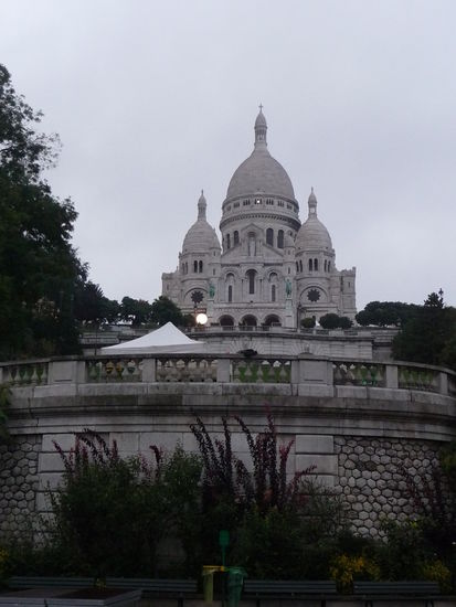 Auf dem mit 130 m hohen Hügel ( höchste natürliche Erhebung in Paris ) steht die am Anfang des 20 .Jahrhunderts erbaute Kirche Sacre Coeur.Das im Zuckerbäckerstil erbaute Gotteshaus gehört sicher zu den schönsten Sehenswürdigkeiten in Paris.