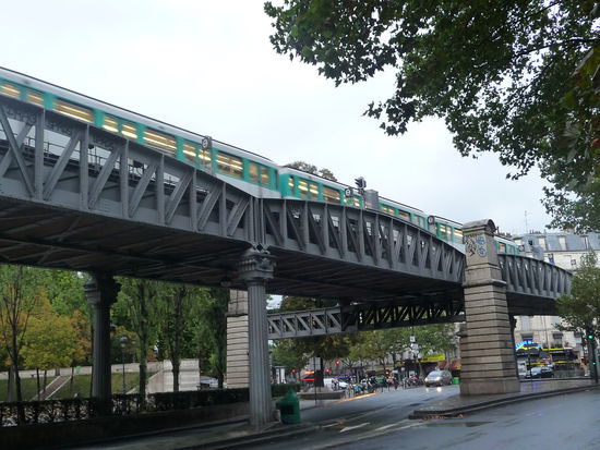 Metro Viadukt der Linie 2 am Bahnhof Stalingrad