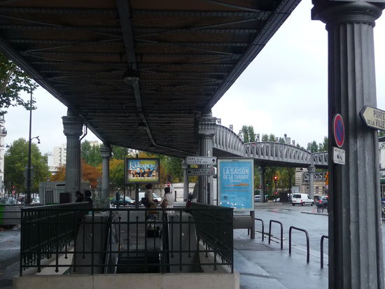 Metro Viadukt am Bahnhof Stalingrad