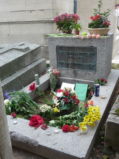 Auch der legendäre US Amerikanische Sänger und Frontmann der Rockgruppe The Doors fand nach seinem frühen Tod im Juli 1971 hier seine letzte Ruhestätte.